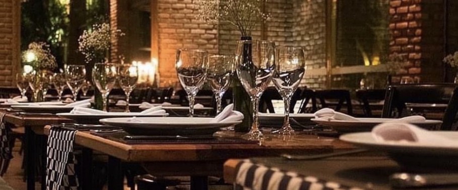 mesas posta em restaurante